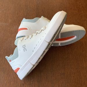On Running, THE ROGER Advantage shoe, Men’s Size 9 US, White/Grey with flare